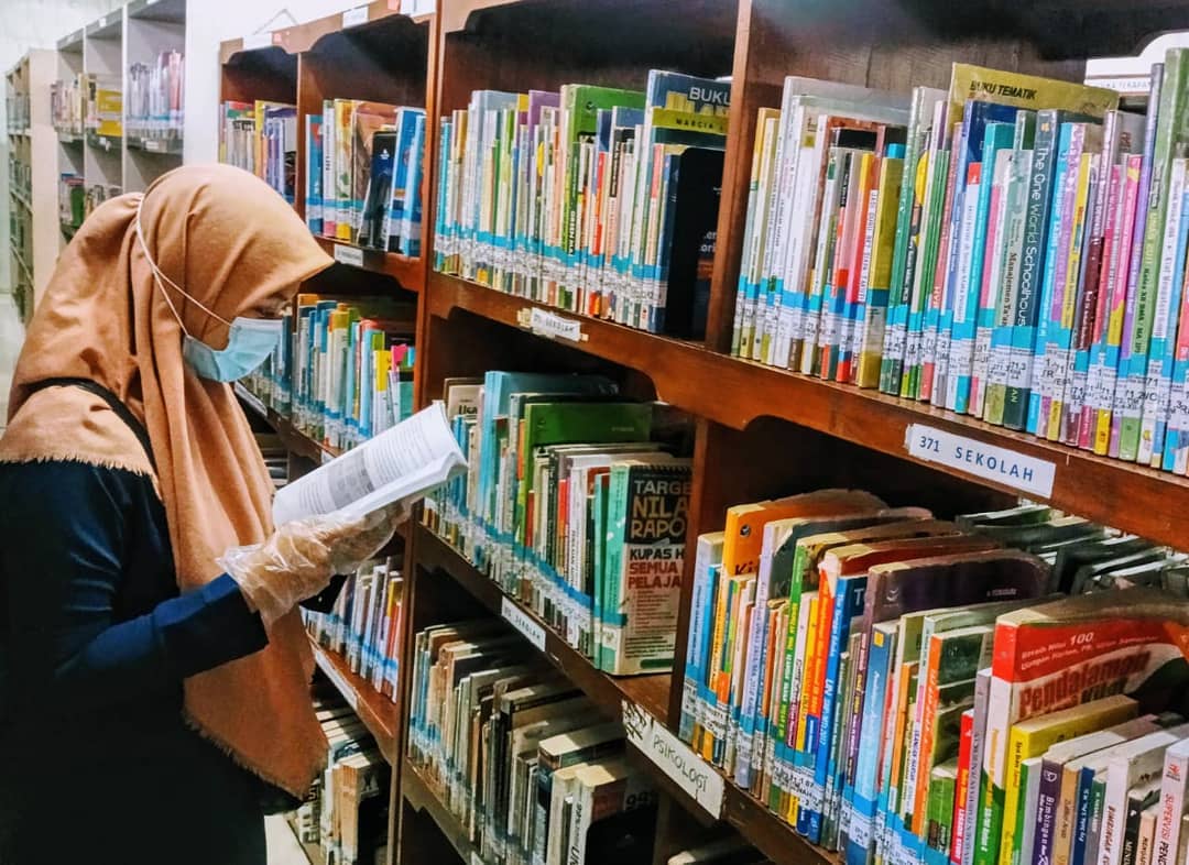 membaca-buku-di-perpustakaan-30